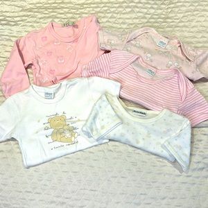 Set of 5 assorted Onesie with snap bottom. Size 18mos